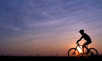 Fahrradfahrer beim Sonnenuntergang